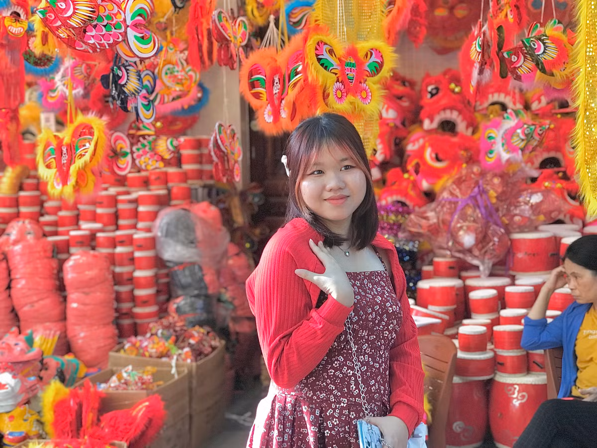 Chia sẻ với phóng viên Báo Tri thức &amp; Cuộc sống, bạn Phạm Thị Thùy Dung cho hay: "Mỗi dịp Trung thu về mình lại rủ bạn thân của mình lên Hàng Mã chụp ảnh để cùng nhau lưu giữ lại những năm tháng đẹp nhất của tuổi trẻ với nơi mình đang sinh sống và học tập".