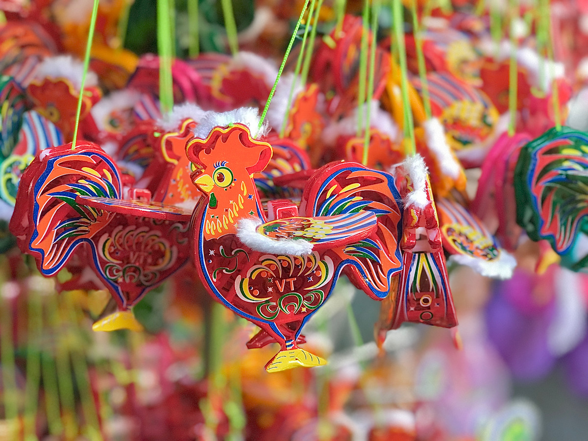 Bà Trần Thị Phương, chủ cửa hàng bán đồ Trung thu tại Hàng Mã cho biết, năm nay, đồ chơi truyền thống vẫn được khách hàng ưu tiên chọn. Giá mỗi mặt hàng từ 50-60 nghìn.