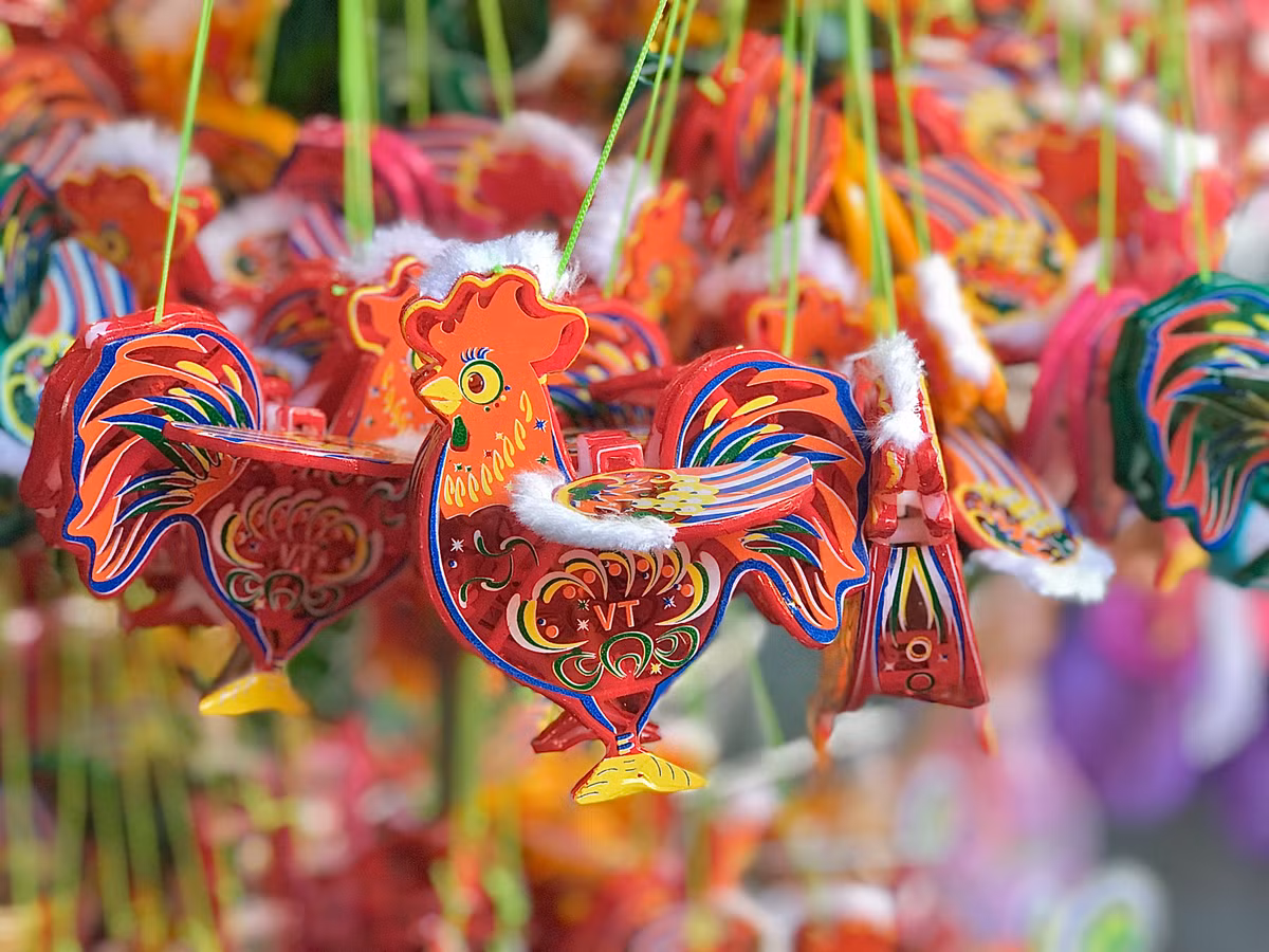 Bà Trần Thị Phương, chủ cửa hàng bán đồ Trung thu tại Hàng Mã cho biết, năm nay, đồ chơi truyền thống vẫn được khách hàng ưu tiên chọn. Giá mỗi mặt hàng từ 50-60 nghìn.