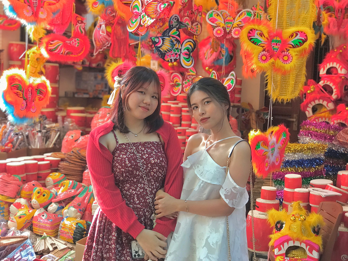 Cứ mỗi dịp sắp đến Trung thu, phố Hàng Mã (quận Hoàn Kiếm, Hà Nội) lại rực rỡ sắc màu. Các bạn trẻ thi nhau kéo đến chụp ảnh kỷ niệm.