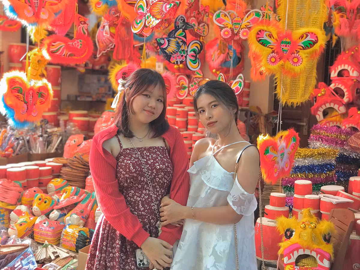 Cứ mỗi dịp sắp đến Trung thu, phố Hàng Mã (quận Hoàn Kiếm, Hà Nội) lại rực rỡ sắc màu. Các bạn trẻ thi nhau kéo đến chụp ảnh kỷ niệm.