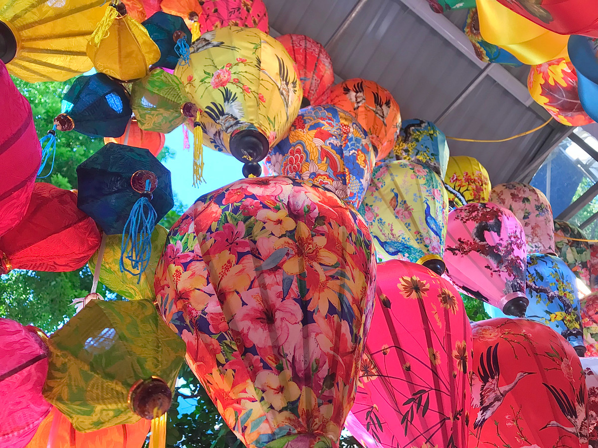 Đủ các loại lồng đèn với nhiều mẫu mã, màu sắc phong phú, đa dạng.