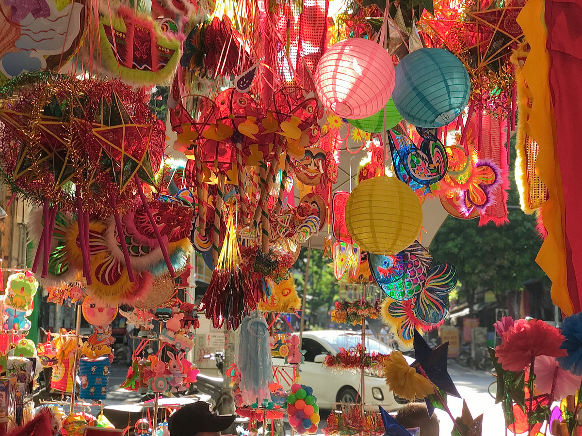 Những cửa hàng bày bán đồ chơi là nơi tạo nên vẻ đẹp rực rỡ sắc màu của phố Hàng Mã.