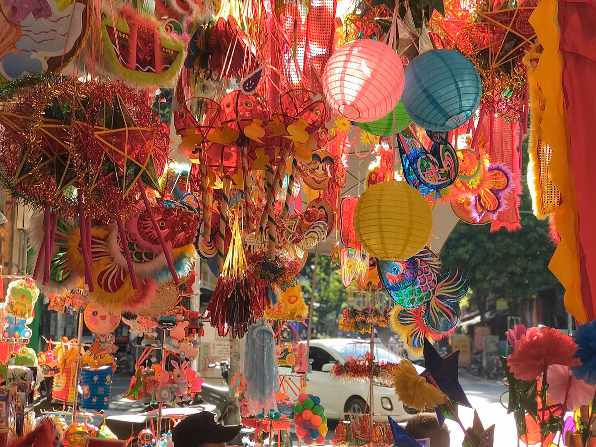 Những cửa hàng bày bán đồ chơi là nơi tạo nên vẻ đẹp rực rỡ sắc màu của phố Hàng Mã.