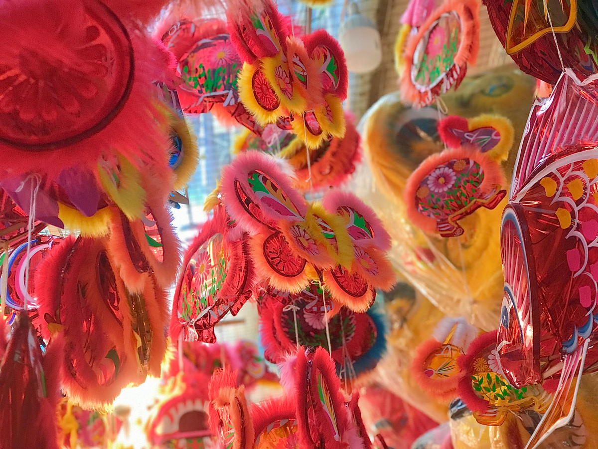 Các sản phẩm được làm thủ công bằng chất liệu an toàn như: Tre, giấy, vải...