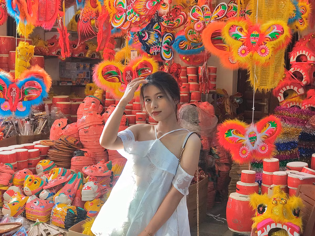 Bạn Tống Thị Minh Hiền (SN 2000) chia sẻ: "Phố Hàng Mã luôn là một trong những con phố ưa thích của mình mỗi dịp Trung thu đến. Vẻ đẹp rực rỡ sắc màu, dòng người tấp nập khiến mình muốn chụp một bộ ảnh để lưu giữ lại những hình ảnh đẹp đó".