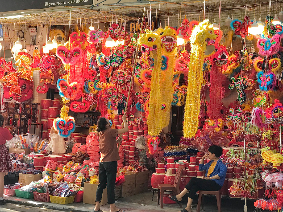 Chủ một cửa hàng bán đồ chơi cho hay: "Các mặt hàng đồ chơi truyền thống gắn liền với văn hóa Việt Nam nên được nhiều người lựa chọn".