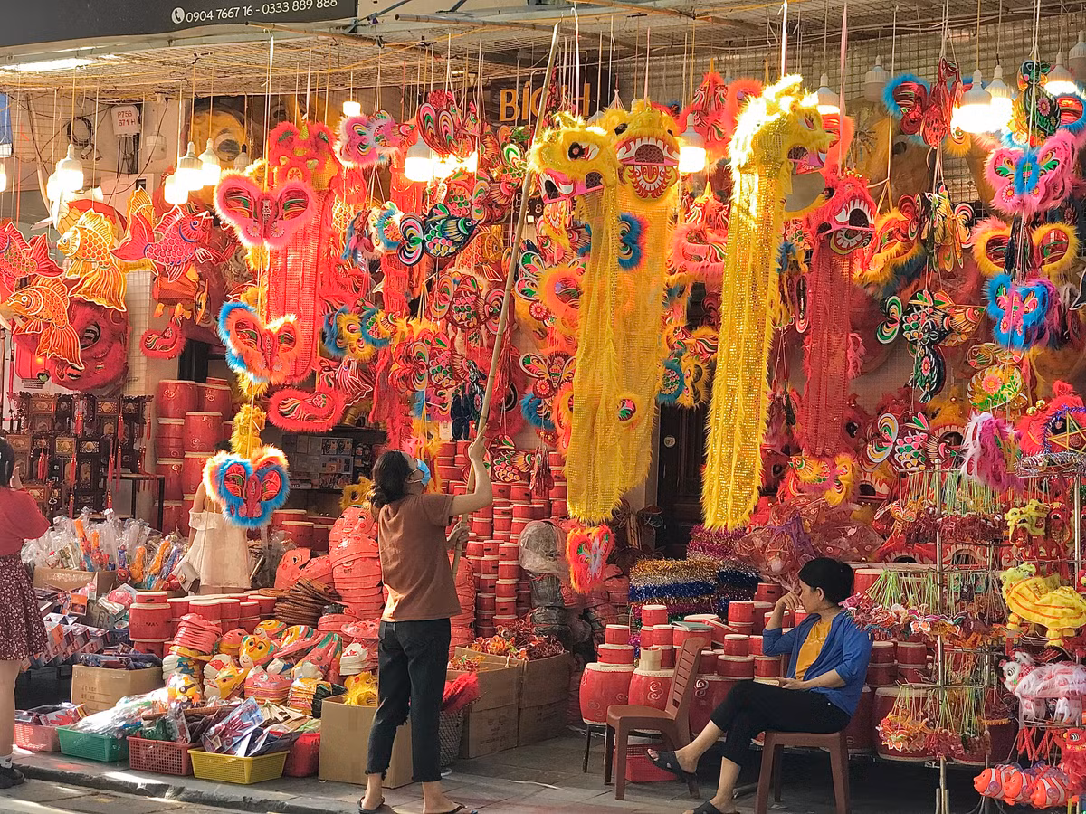 Chủ một cửa hàng bán đồ chơi cho hay: "Các mặt hàng đồ chơi truyền thống gắn liền với văn hóa Việt Nam nên được nhiều người lựa chọn".