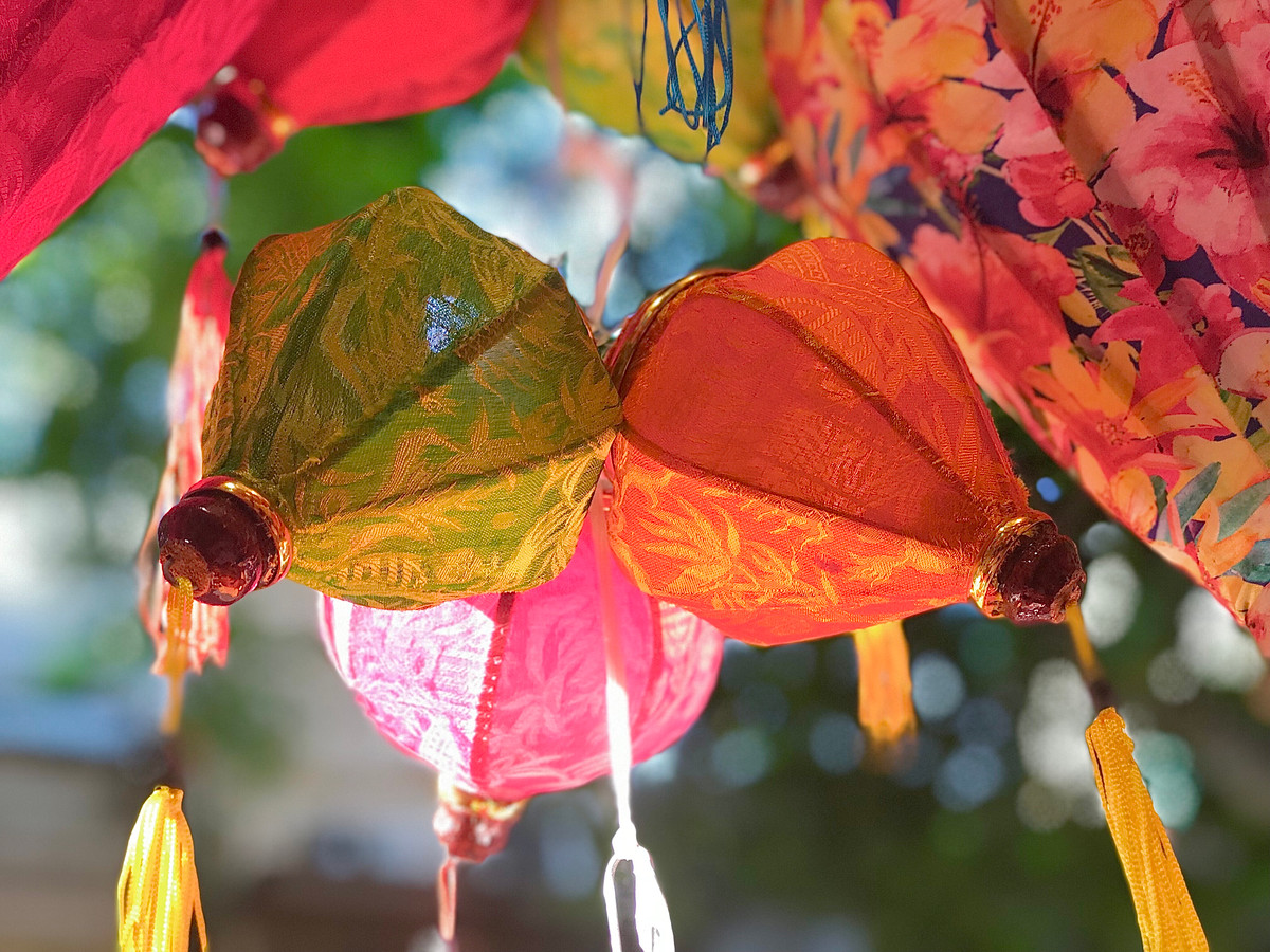 Những chiếc đèn lồng nhỏ xinh, với màu sắc đơn giản được các bạn trẻ vô cùng ưa thích.