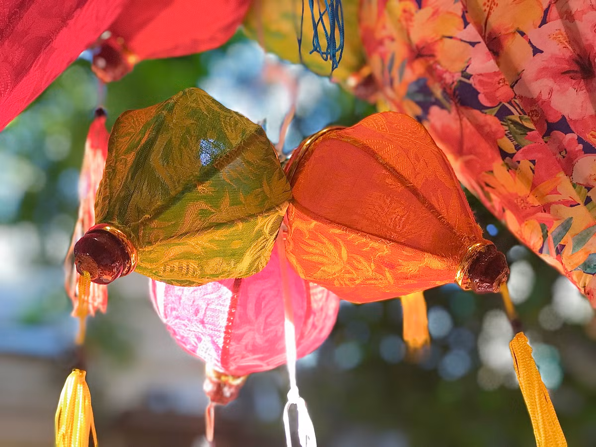 Những chiếc đèn lồng nhỏ xinh, với màu sắc đơn giản được các bạn trẻ vô cùng ưa thích.