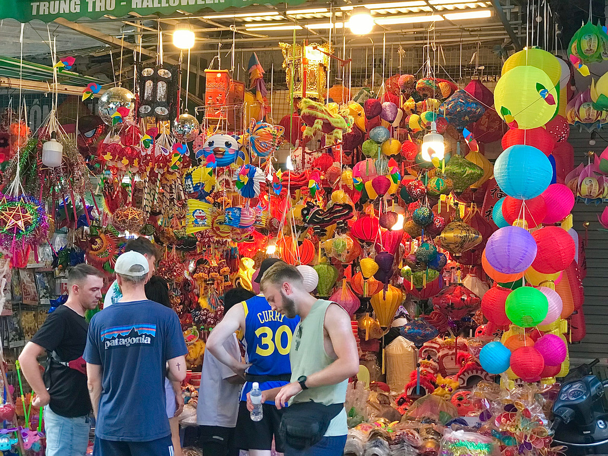 Du khách nước ngoài cũng bị thu hút bởi vẻ rực rỡ của phố Hàng Mã.