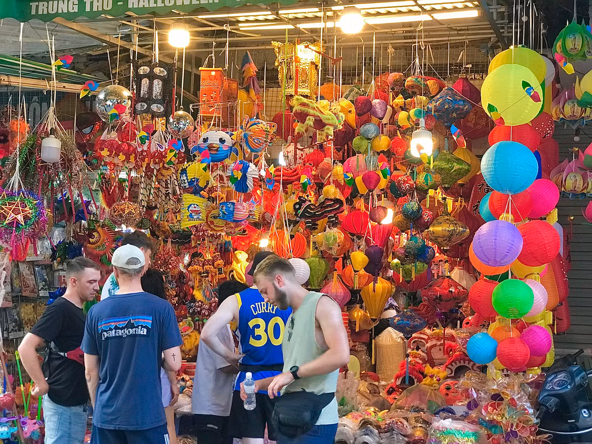 Du khách nước ngoài cũng bị thu hút bởi vẻ rực rỡ của phố Hàng Mã.