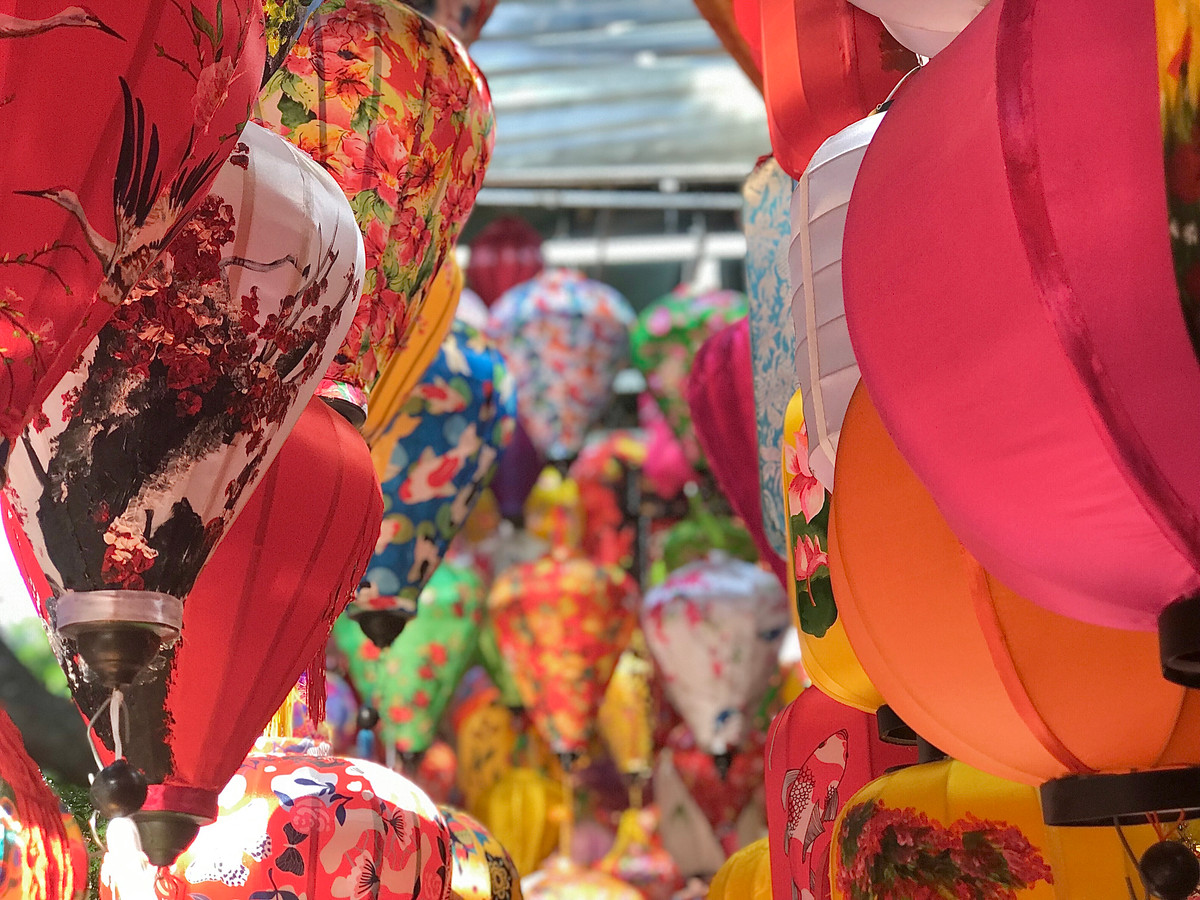 Lồng đèn giấy đủ màu sắc và hoa văn.