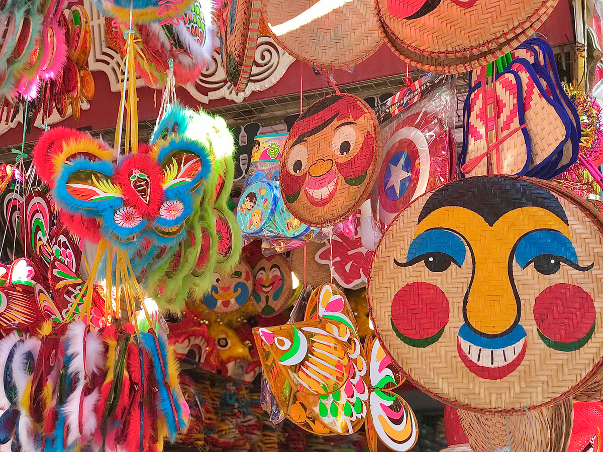 Đồ chơi Trung thu phong phú, đa dạng với nhiều mặt hàng truyền thống, như: Đèn ông sao, đén ông sư, trống, đèn lồng, mặt nạ, đầu sư tử…