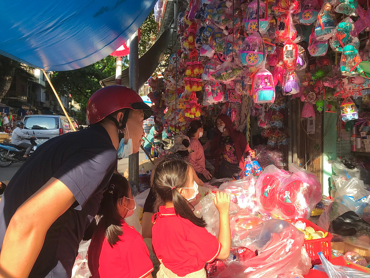 Các bạn nhỏ được bố mẹ dẫn đến chợ đồ chơi Trung thu.