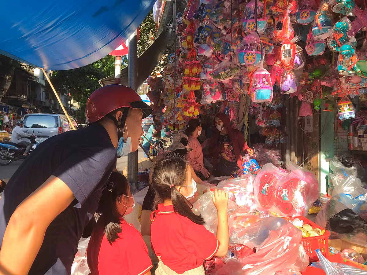 Các bạn nhỏ được bố mẹ dẫn đến chợ đồ chơi Trung thu.