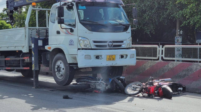  Nam thanh niên bị cuốn vào gầm xe tải, thoát chết trong gang tấc: Khoảng 8h30 ngày 19/8, nam thanh niên điều khiển mô tô mang BKS 68M1-312.07 (chưa rõ danh tính) lưu thông trên tuyến QL1 từ hướng TP HCM đi miền Tây thì va chạm với mô tô mang BKS 62H4-7714 do chị Lê Đô Na (24 tuổi, ngụ xã Lợi Bình Nhơn, TP Tân An) điều khiển. Sau cú va chạm mạnh khiến nam thanh niên ngã xuống đường, cùng lúc ô tô tải mang BKS 61C- 398.38 do tài xế Thạch Hoàng Sơn (26 tuổi, ngụ phường 4, TP Tân An, Long An) điều khiển chạy tới cuốn 2 xe máy và nam thanh niên vào gầm xe, trượt dài một đoạn khoảng 25m mới dừng lại. Rất may hai người chỉ bị chấn thương nhẹ và xây xát. &gt;&gt;&gt; Mời độc giả xem thêm video TP. Hồ Chí Minh: Xét xử vụ án bạo hành bé gái 8 tuổi đến tử vong: