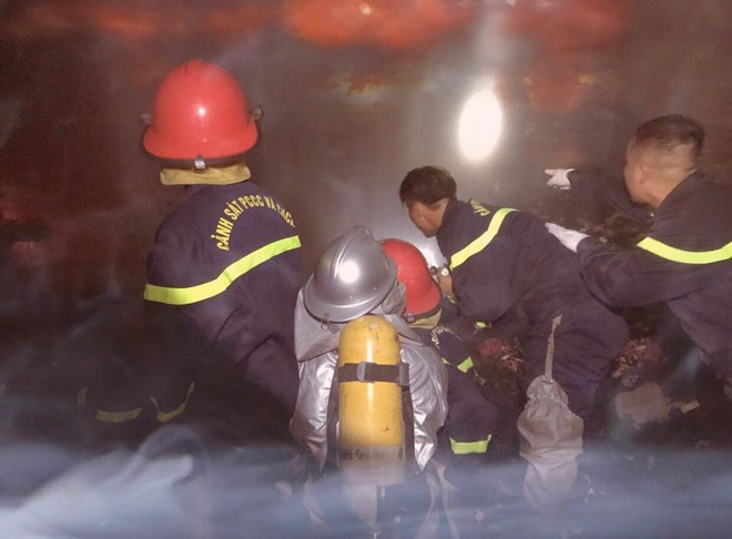  Khống chế kịp thời vụ cháy nhà dân ở xã Ninh Sở: Mới đây, khi nhận được tin báo về vụ cháy nhà dân tại thôn Ninh Xá, xã Ninh Sở, lực lượng chức năng huyện Thường Tín đã nhanh chóng có mặt tại hiện trường cùng người dân triển khai phương án chữa cháy, cứu hộ cứu nạn. Khu vực xảy ra cháy là phòng để đồ cũ của gia đình, trên tầng 3 của căn nhà. May mắn không có thiệt hại về người.