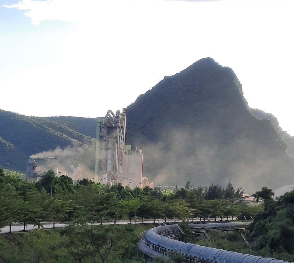 Quang Binh: Dan to nha may xi mang gay o nhiem, map mo thong tin