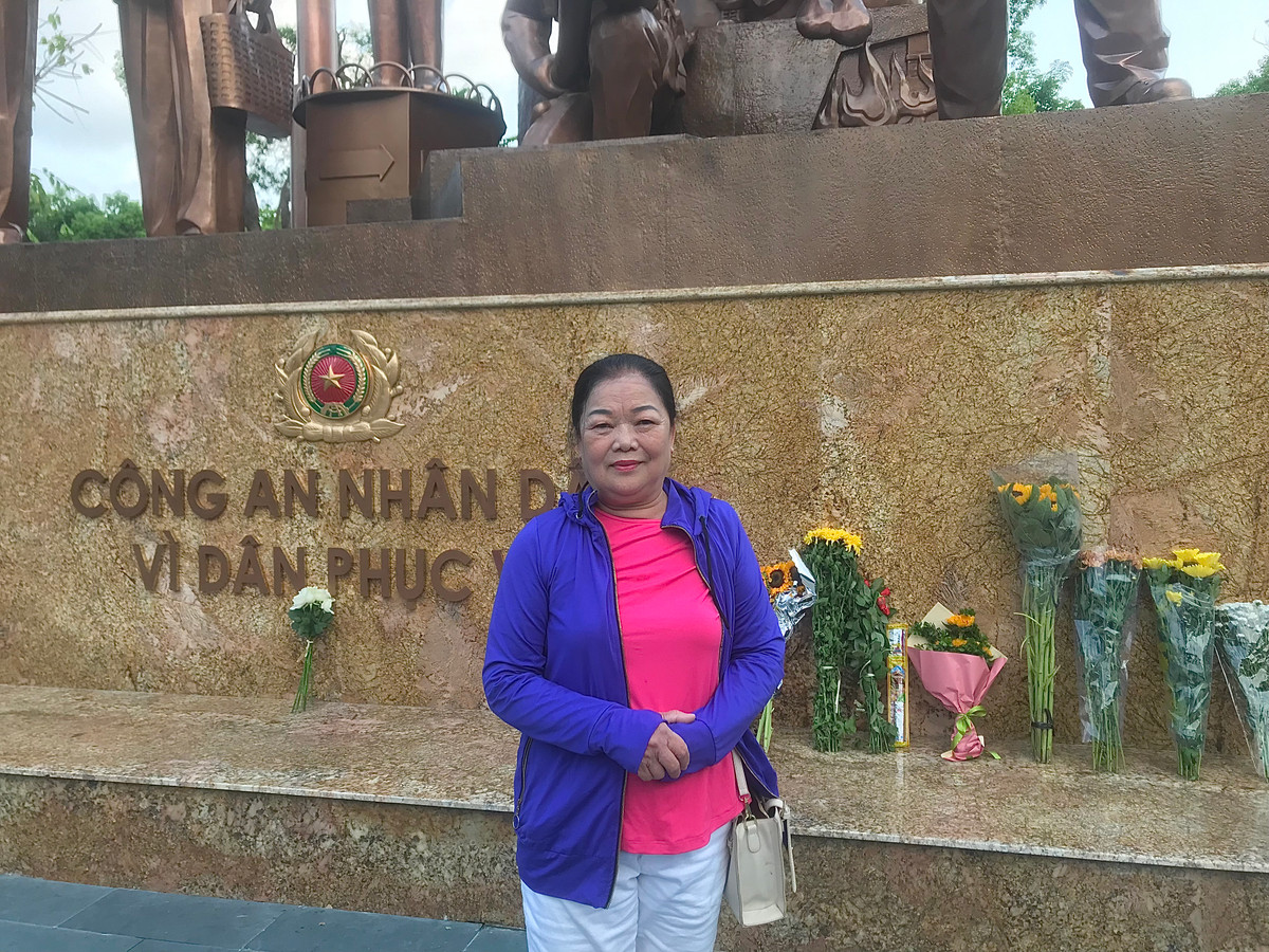 "Suốt ngày hôm qua đọc tin tức, cô cực kỳ thương tiếc và cảm phục tinh thần vì nhân dân hy sinh của các chiến sĩ PCCC. Vì vậy mà cô đi qua đây dâng hoa tưởng niệm lên các chiến sĩ"- cô Khiếu Thị Phương (quận Hoàng Mai) chia sẻ.