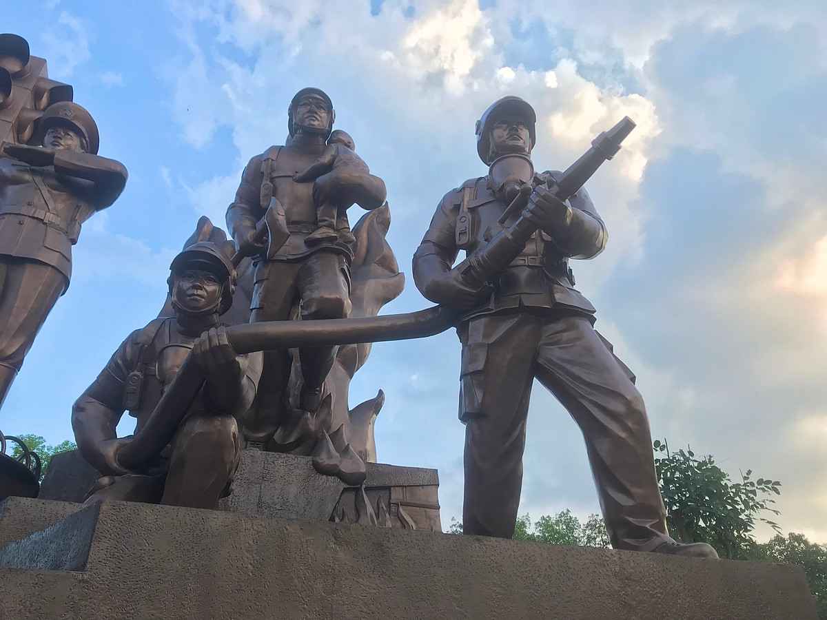 Một cụ ông chia sẻ: "Các đồng chí hy sinh là vì dân. Rõ ràng do dân sơ ý, do dân không chấp hành tốt để cháy. Cháy rồi các đồng chí đến cứu chữa, cứu được 8 người ra mà 3 người chết. Phải nói là rất là cảm động".