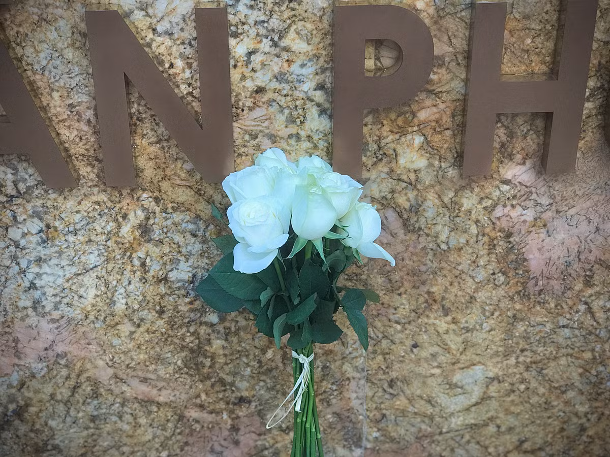 "Cô đọc báo thấy 3 chiến sĩ PCCC đã hy sinh trong khi làm nhiệm vụ. Đó là cái nghề mà Bác Hồ nói "Mong là thất nghiệp", nhưng điều đó không xảy ra. Cô thấy rất xúc động với hành động dũng cảm, phi thường của các đồng chí" - cô H. (Mỹ Đình) chia sẻ.