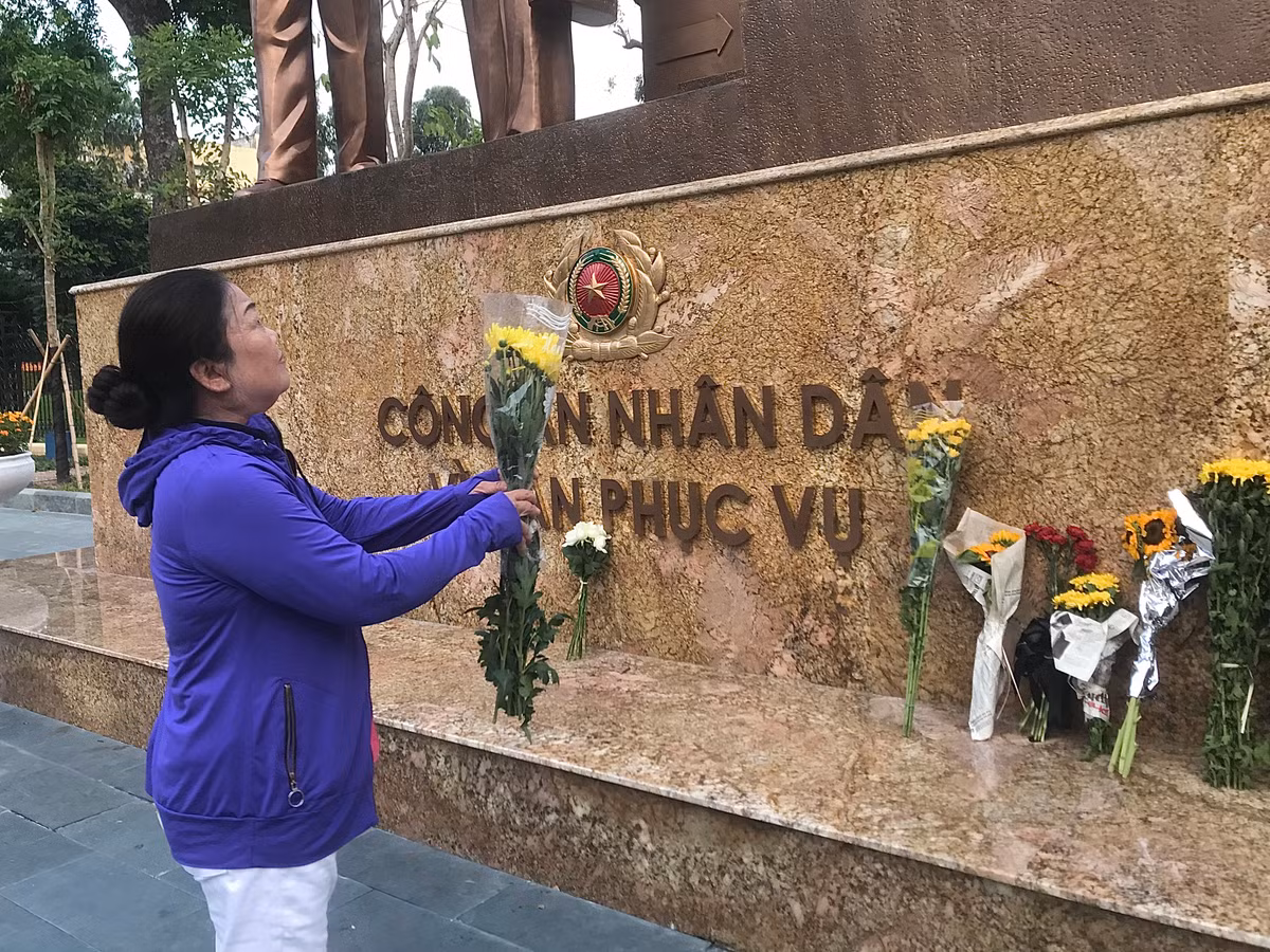 Sáng 3/8, người dân Hà Nội đã tới đặt hoa dưới Tượng đài "Công an nhân dân vì dân phục vụ“ để tưởng niệm 3 người chiến sĩ PCCC đã anh dũng hy sinh.