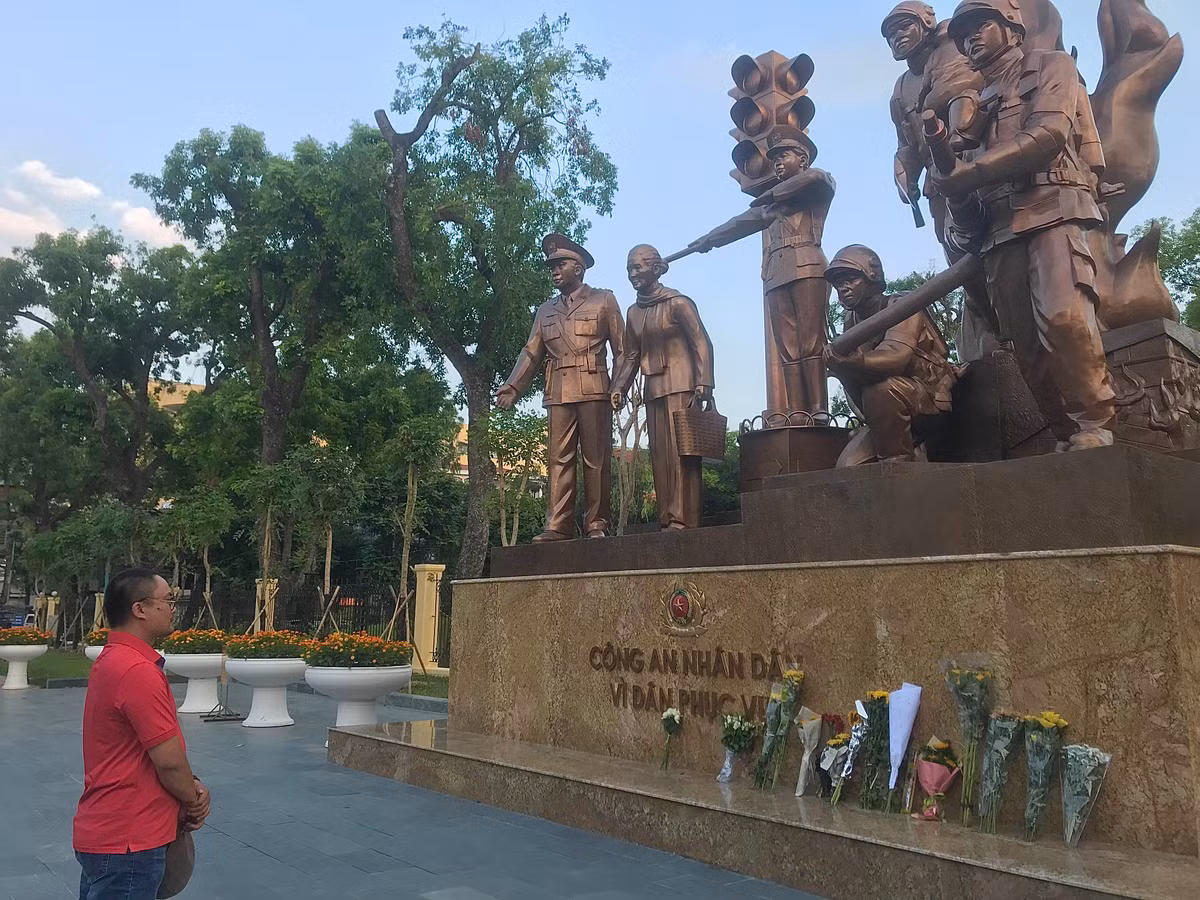 Anh Phạm Việt Hưng (quận Đống Đa) cho hay: "Lý do hôm nay tôi chủ động mang hoa ra đây là bởi sự trân trọng với các chiến sĩ. Không chỉ trân trọng những người đã mất mà còn là sự trân trọng với người đang sống, đang cống hiến vì sự an toàn của tất cả mọi người".