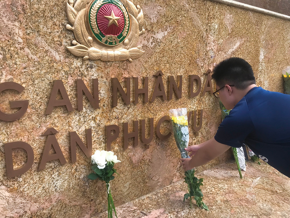 "Khi nghe được sự việc, mình nghĩ rằng bản thân phải làm một cái gì đó để thể hiện lòng kính trọng, biết ơn. Và mình đã đến đây đặt hoa là để thể hiện rằng các chiến sĩ đã hy sinh luôn sống mãi trong lòng mình".