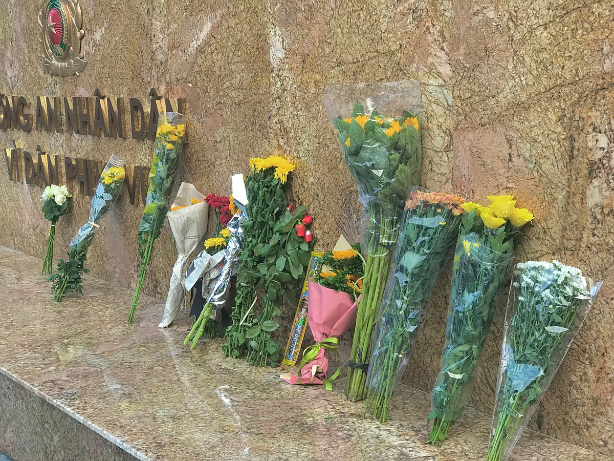Những bó hoa được người dân mang đến tưởng niệm.