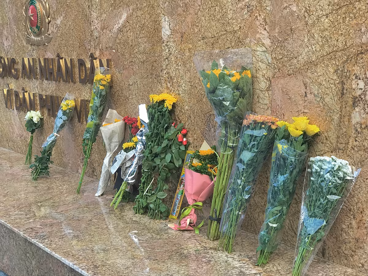Những bó hoa được người dân mang đến tưởng niệm.