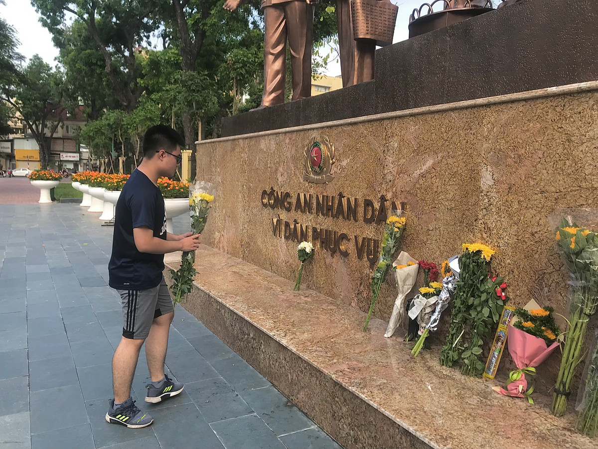 Bạn Lê Nguyễn Quang Anh, sinh viên năm nhất Đại học Kinh tế Quốc dân chia sẻ: "Trong các chiến sĩ hy sinh, có một anh hơn mình một tuổi. Anh ấy vẫn còn rất trẻ, còn cả tương lai phía trước nhưng đã chọn hy sinh bản thân để cứu mọi người".