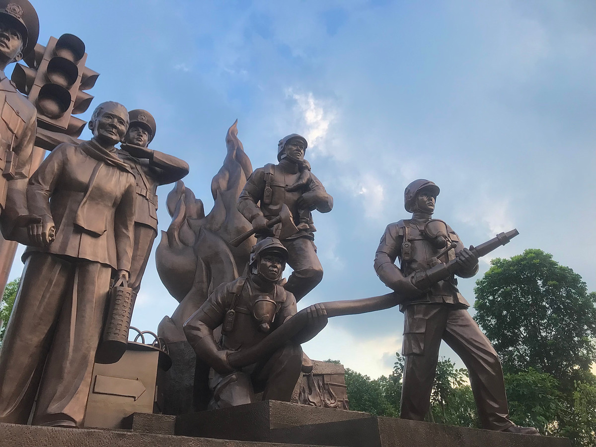 Tượng đài các chiến sĩ cảnh sát PCCC đang làm nhiệm vụ.