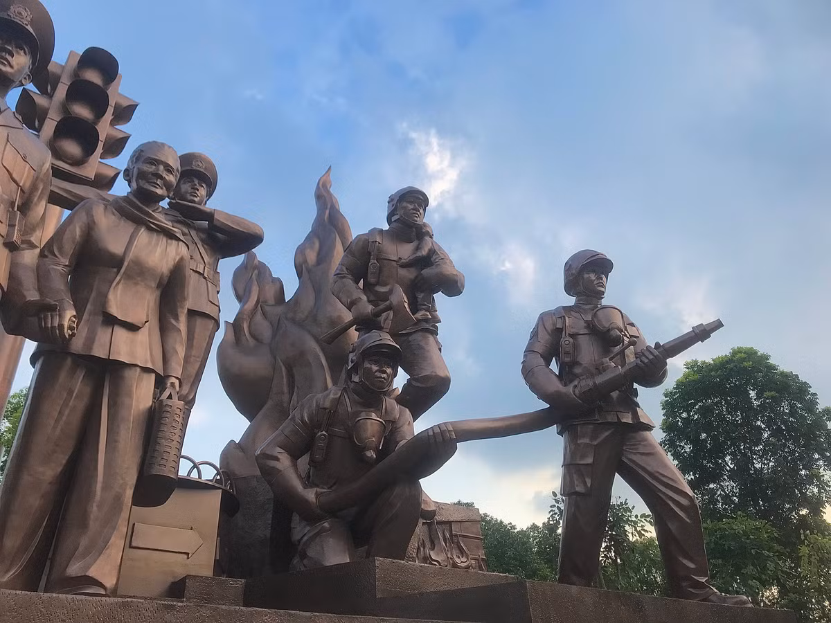 Tượng đài các chiến sĩ cảnh sát PCCC đang làm nhiệm vụ.