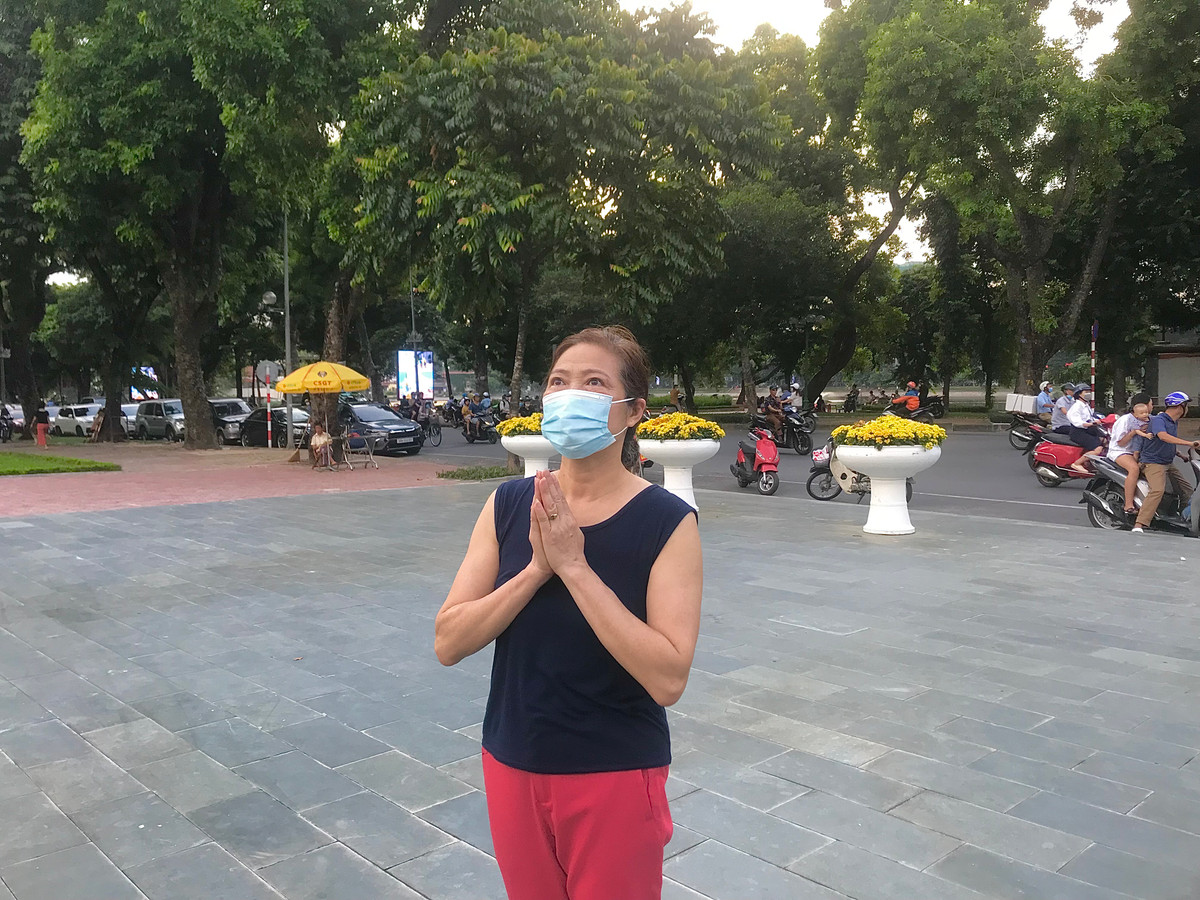 Cô Kim Chi (quận Hai Bà Trưng) tâm sự: "Tôi thấy thương lắm, các bạn ấy còn quá trẻ, một bạn mới có 19 tuổi, còn một bạn 24 tuổi và một đồng chí đội trưởng. Rất cảm động trước tấm gương hy sinh của các chiến sĩ để cứu người.