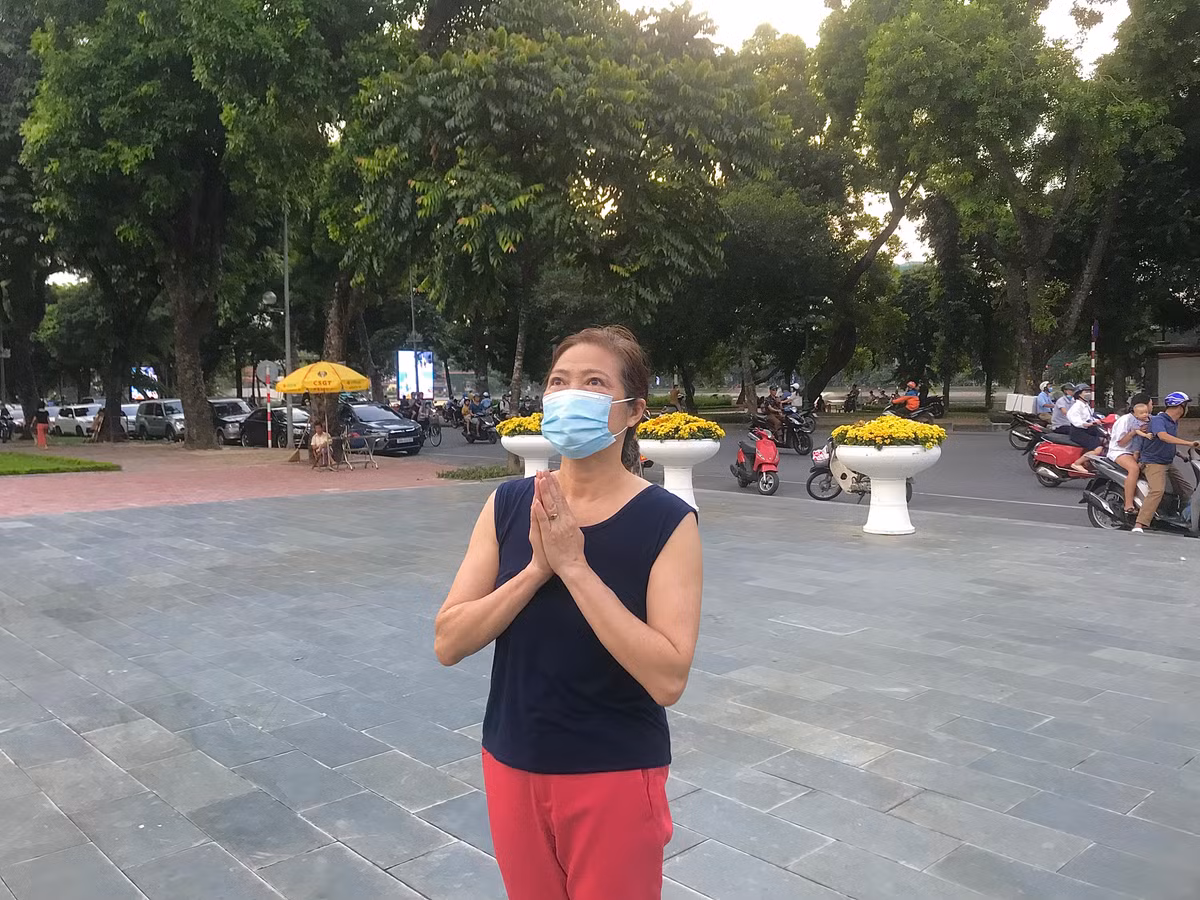 Cô Kim Chi (quận Hai Bà Trưng) tâm sự: "Tôi thấy thương lắm, các bạn ấy còn quá trẻ, một bạn mới có 19 tuổi, còn một bạn 24 tuổi và một đồng chí đội trưởng. Rất cảm động trước tấm gương hy sinh của các chiến sĩ để cứu người.