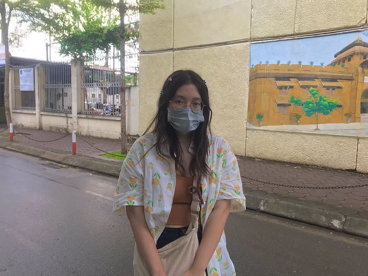 Thu khoa dau ra Dai hoc Kinh te noi gi giua on ao le tot nghiep?-Hinh-15