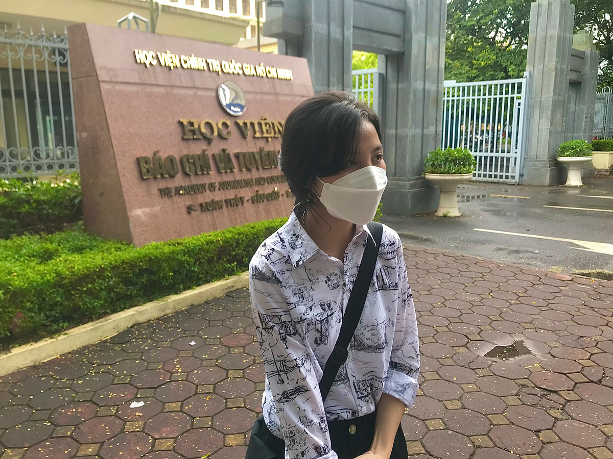 Thu khoa dau ra Dai hoc Kinh te noi gi giua on ao le tot nghiep?-Hinh-13