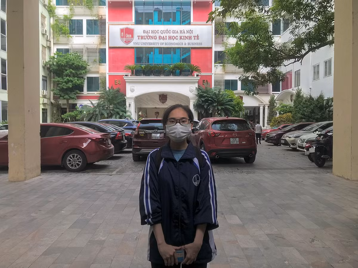 Thu khoa dau ra Dai hoc Kinh te noi gi giua on ao le tot nghiep?-Hinh-9