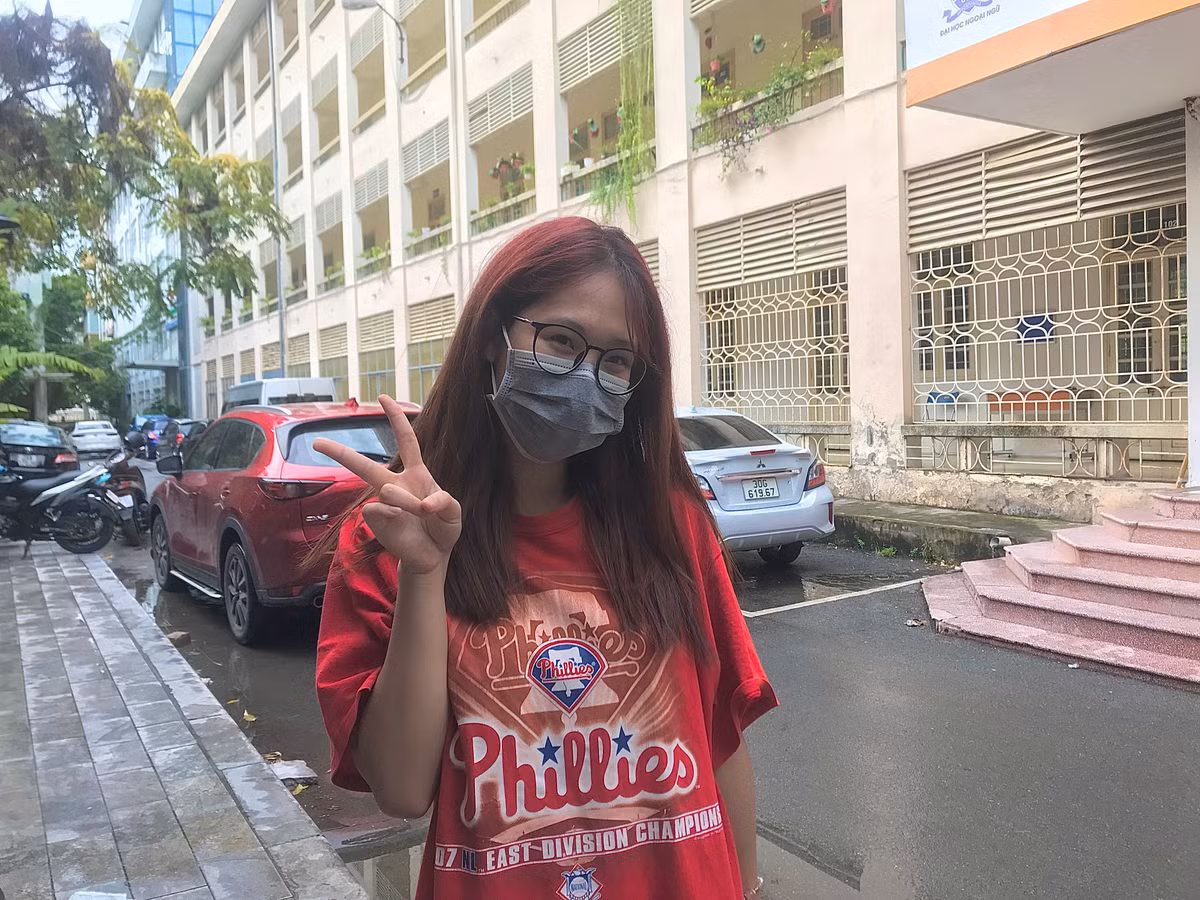 Thu khoa dau ra Dai hoc Kinh te noi gi giua on ao le tot nghiep?-Hinh-10