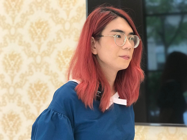 Trả lời phỏng vấn báo Tri thức và Cuộc sống, bạn Ngô Hoàng Ngọc Hiệp (SN 1996) chia sẻ: "Mình bắt đầu thay đổi ngoại hình khoảng 4 năm nay, điều khó khăn nhất trong quá trình này là không có cơ sở y tế và bác sĩ chính thức nào để tư vấn và theo dõi khám sức khỏe cho mình. Qua buổi tọa đàm hôm nay mình mong rằng người chuyển giới nói riêng và cộng đồng LGBT nói chung ở Việt Nam có thể được tham gia vào chính trị và đóng góp được tiếng nói và góc nhìn của mình."