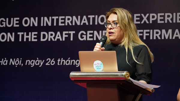 Với kinh nghiệm nhiều năm trong việc xây dựng và thi hành Luật Bản dạng giới 2012 tại Argentina – một trong những bộ luật tiến bộ nhất thế giới về quyền của người chuyển giới, Bà Alba đã đưa ra những góc nhìn mới mẻ và những điểm cần được quan tâm, ưu tiên trong dự thảo Luật chuyển đối giới tính tại Việt Nam.