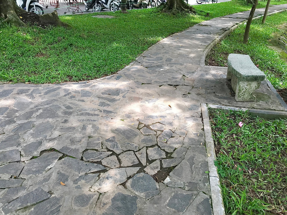 Nhiều lối đi trong công viên cũng đã sụt lún, bong tróc.