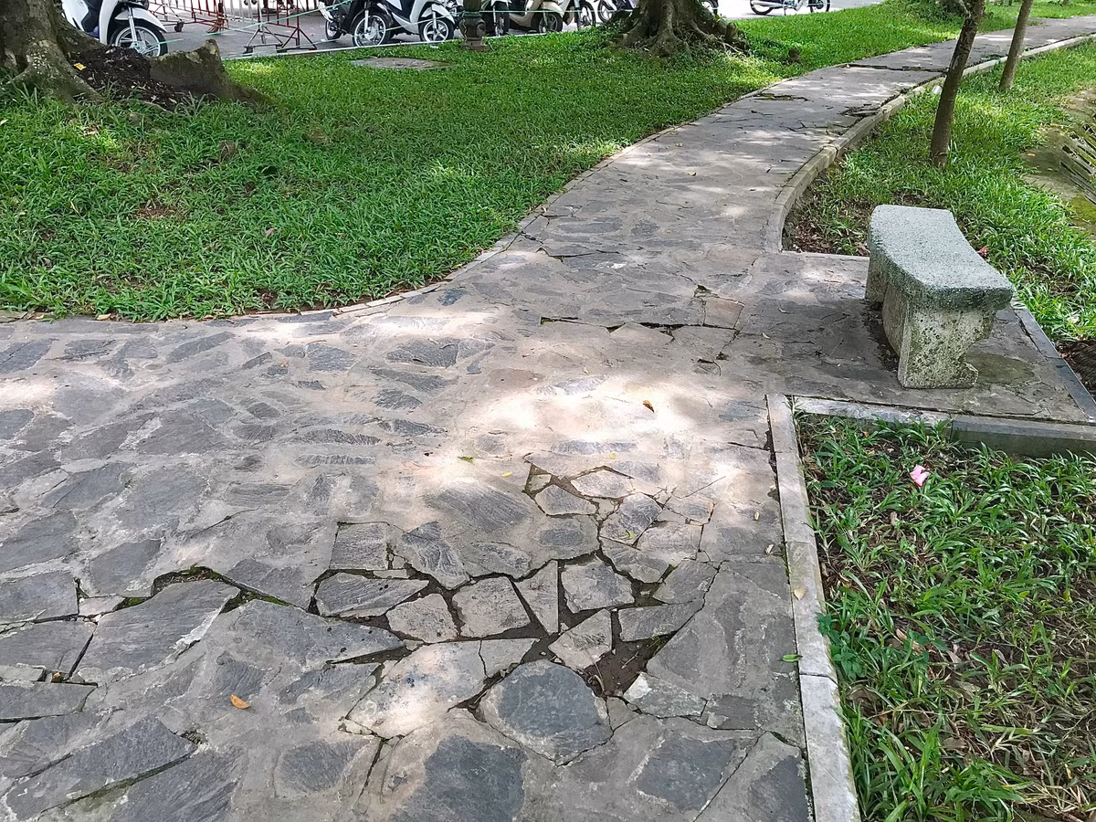 Nhiều lối đi trong công viên cũng đã sụt lún, bong tróc.