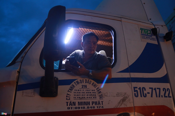 Anh Nguyễn Hoàng Vũ, nhân viên chở hàng trái cây từ Thạnh Hóa - Long An lên Lâm Đồng. "Tôi có nắm thông tin nhưng bận bốc dỡ hàng hóa nên không có thời gian dán thẻ", anh Vũ nói lý do "nước đến chân mới nhảy". 
