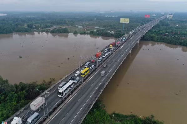Trong khi tỷ lệ phương tiện sử dụng dịch vụ ETC tại cao tốc TP HCM - Long Thành - Dầu Giây những ngày qua rất thấp, chỉ đạt khoảng 37%, tình trạng ùn tắc tại đây đã được dự báo trước. Đến 6h, dòng xe trên cao tốc vẫn nhích chậm.