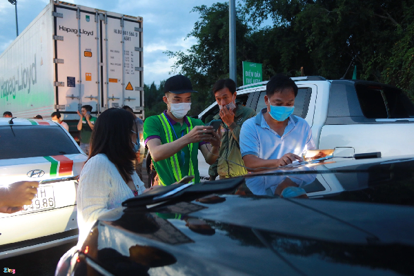 Anh Cả, nhân viên dán thẻ ETC tại trạm Long Phước cho biết hiện tại vẫn còn khoảng 30-40% xe đi lên cao tốc chưa dán thẻ ETC. "Từ 22h đêm trước, đội dán thẻ của tôi khoảng 7-8 nhân viên đã hỗ trợ dán gần 200 chiếc xe", nhân viên này nói.