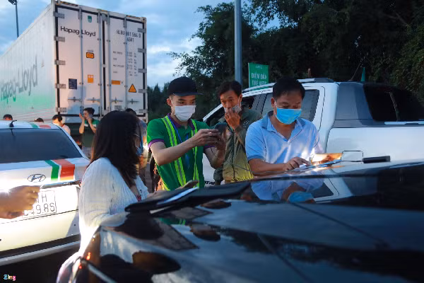 Anh Cả, nhân viên dán thẻ ETC tại trạm Long Phước cho biết hiện tại vẫn còn khoảng 30-40% xe đi lên cao tốc chưa dán thẻ ETC. "Từ 22h đêm trước, đội dán thẻ của tôi khoảng 7-8 nhân viên đã hỗ trợ dán gần 200 chiếc xe", nhân viên này nói.