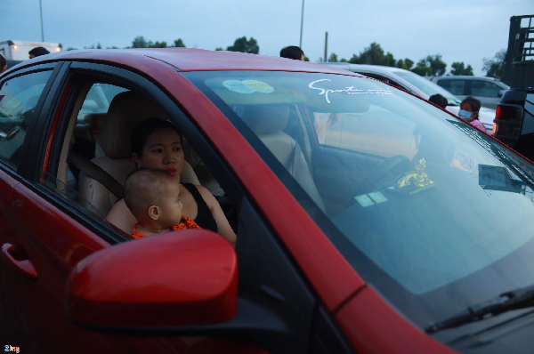 Gia đình chị Mai thuê xe tự lái từ Vĩnh Long đi Vũng Tàu. Người phụ nữ cho hay bị kẹt lại ở trạm thu phí do xe của phía công ty cho thuê dán thẻ epass. "Nếu không thể sang trạm có thể tôi phải quay đầu xe tìm hướng khác", chị Mai sốt ruột.