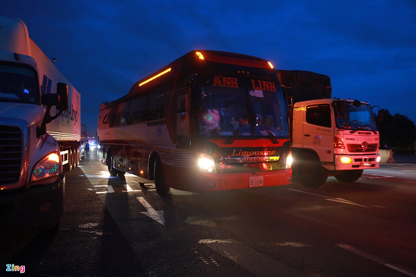 5h, một xe khách mang biển kiểm soát nước ngoài bị kẹt lại 30 phút do vướng thủ tục; Sau khi được các nhân viên hỗ trợ, xe này được qua trạm đúng quy định.